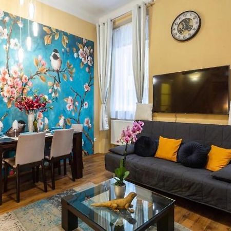 Cherry Blossom Designer Apartment In The Center With Free Parking Budapest Exteriör bild