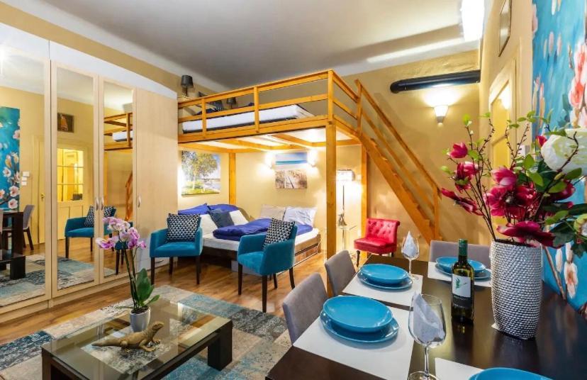 Cherry Blossom Designer Apartment In The Center With Free Parking Budapest Exteriör bild